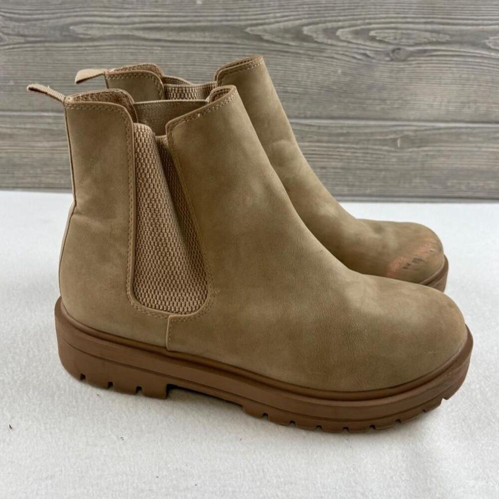 Soda Women’s 8.5 Tan Faux Suede Chelsea Ankle Boots Chunky Lug Sole Platform